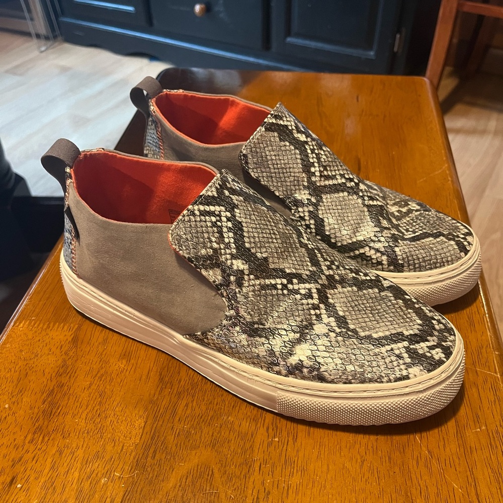 Size 9 Women’s Hey Dude Shoes